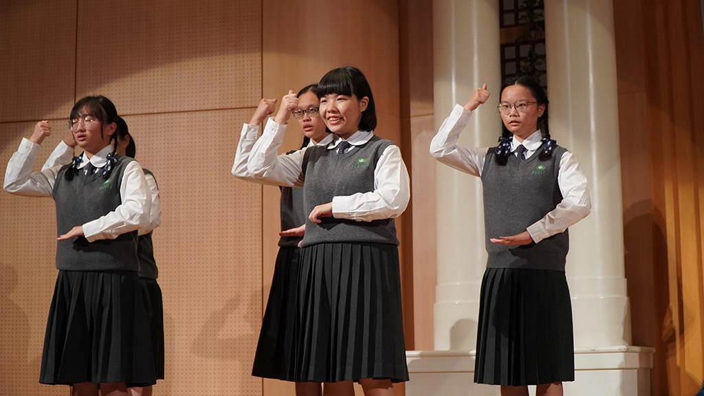 手語演員猶如說書人,與演戲同學完美搭配。