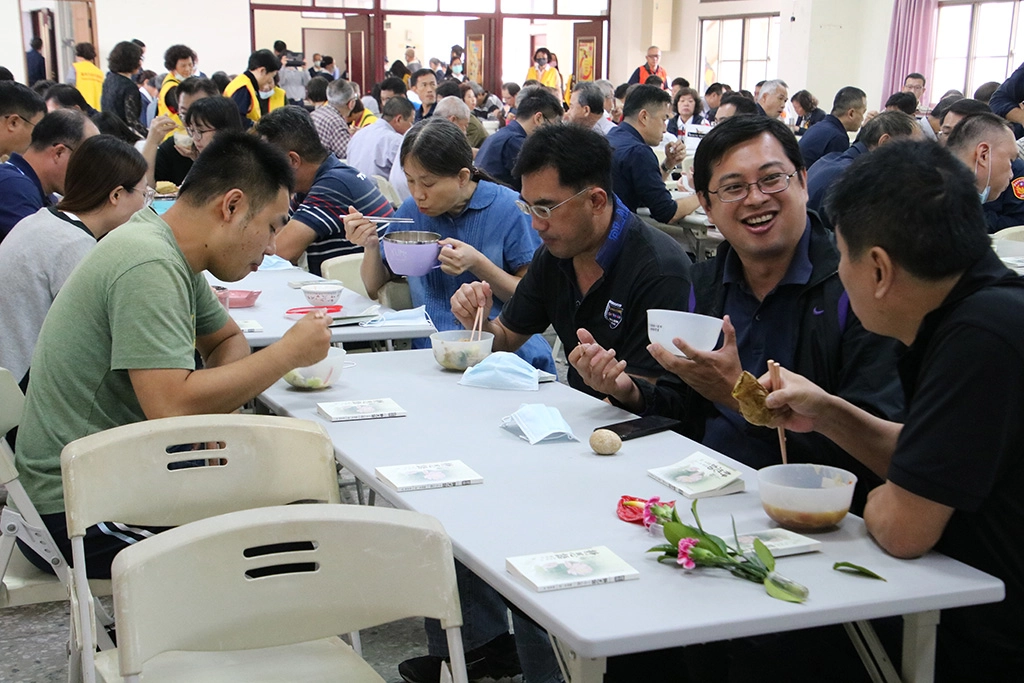 在薩克斯風表演聲中,分局同仁、民防義警、義消開始了蔬食與音樂的饗宴。