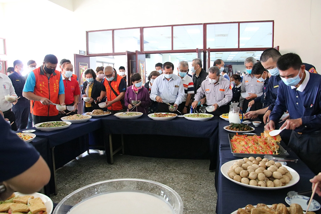 慈濟志工烹煮一盤盤美味的疏食料理,感恩歸仁分局同仁及民防義警、義消的辛勞。