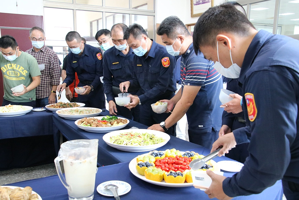 一盤盤美味的疏食料理,讓一位位守護民眾安全的歸仁分局波麗士大人暖身又暖胃。