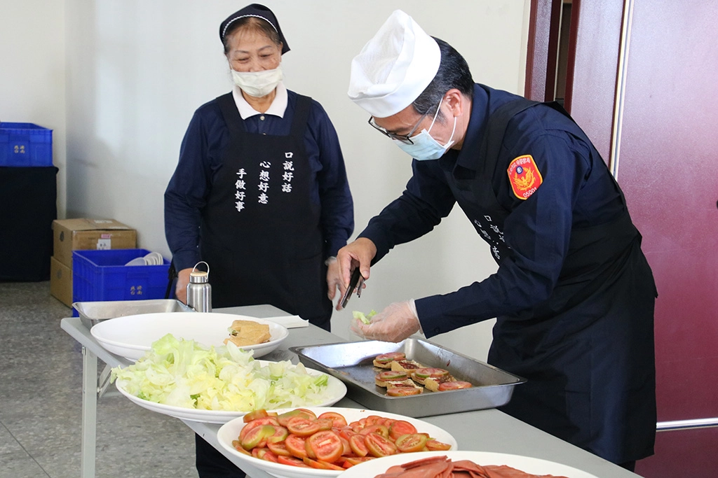 臺南歸仁分局長洪頂力,親自下廚製作美味餐點,感恩分局同仁及義警消的辛勞。