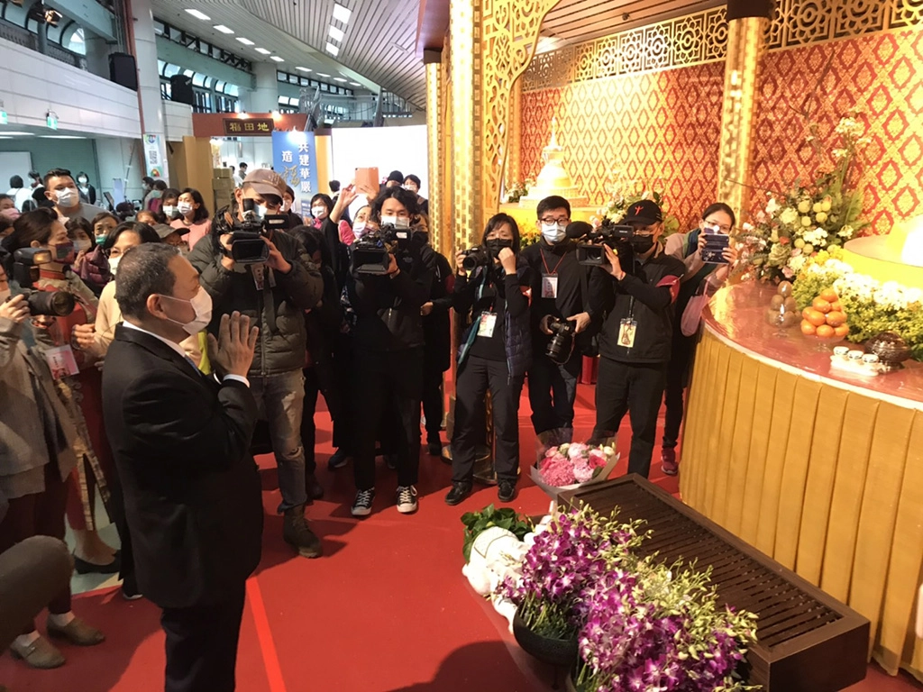 16日新北市長侯友宜也至桃園巨蛋體育場參與法會,與心道法師一同進入法壇供燈、唸讀祈福祝禱文,為民祈福。