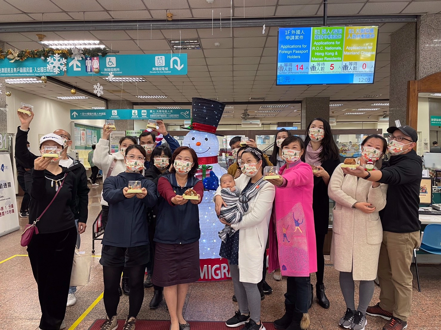 移民署與新住民搭薑餅屋一同提前慶祝耶誕節(前排左三為臺北市服務站主任蘇慧雯)。