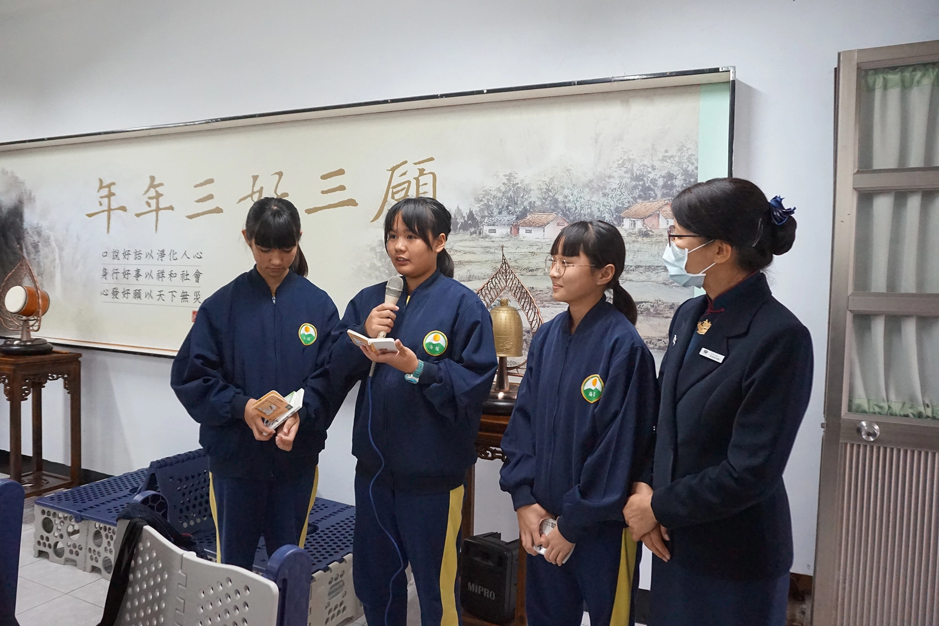 學生們上臺分享手中拿到的靜思語,將好話分享給在座的老師、同學。