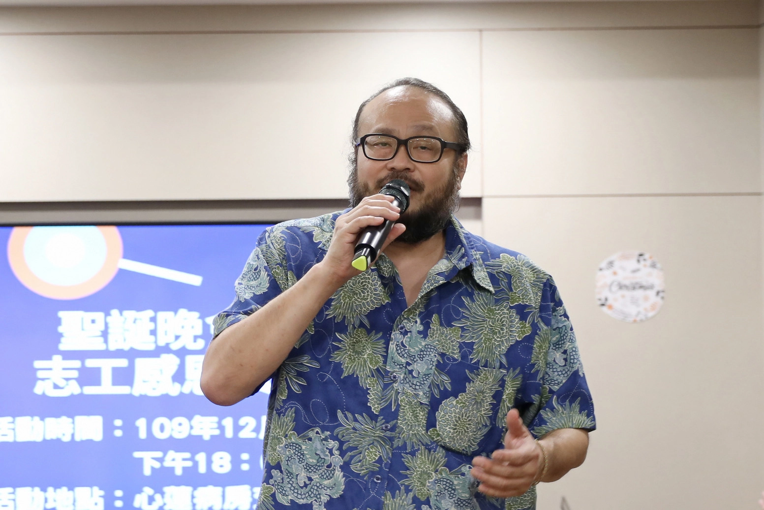 曾獲金曲獎客家音樂最佳演唱人獎的慈濟大學駐校藝術家謝宇威獻唱老歌及客家歌謠，一同慶祝佳節。