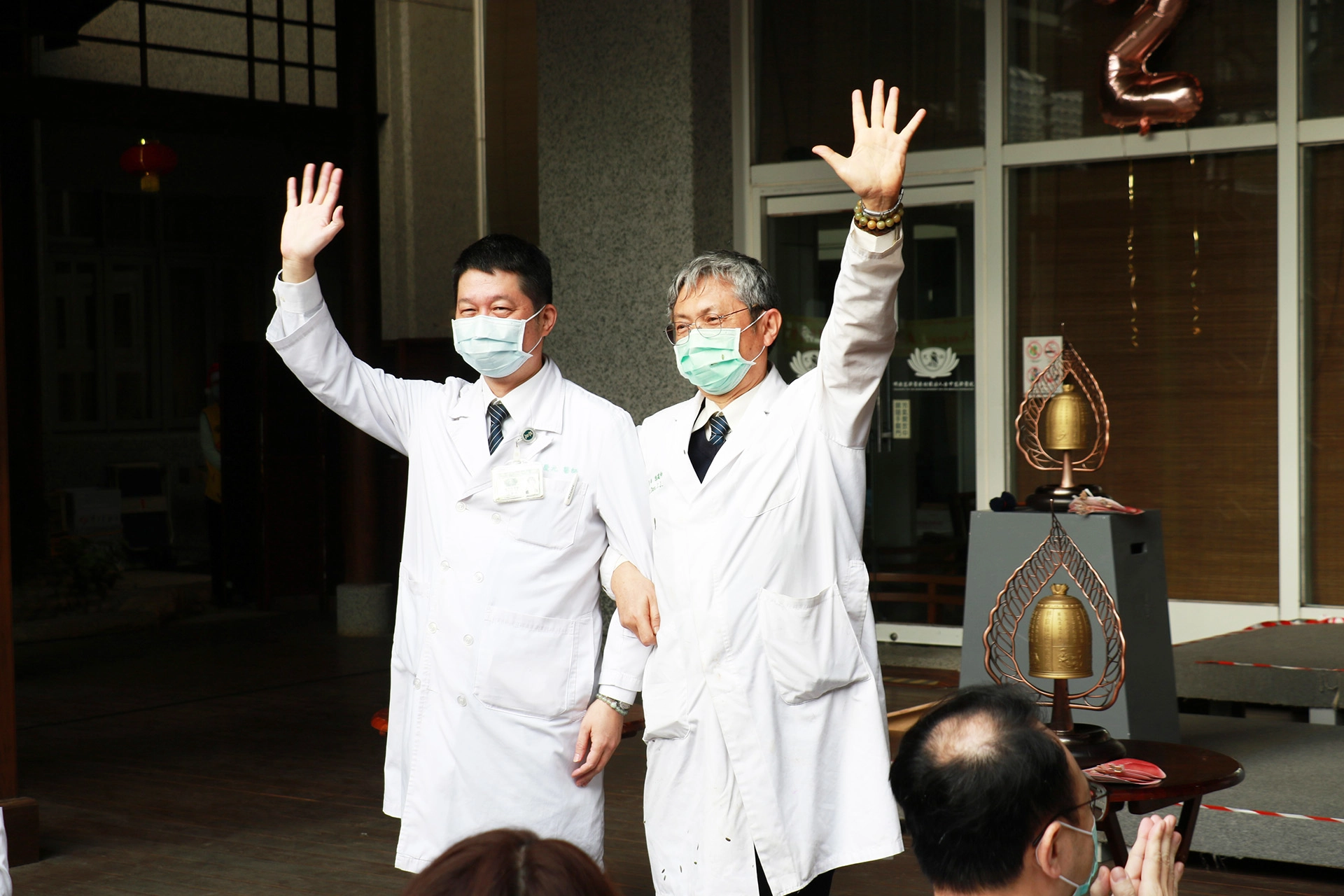 臺中慈濟醫院社區健康中心主任陳慶元(左)與中醫部主任陳建仲(右)聯手一起走進社區據點推廣健康促進。