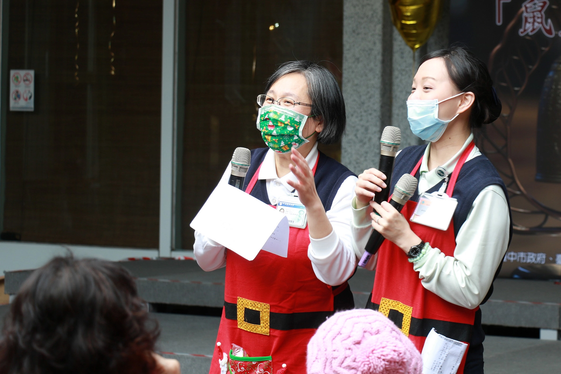 臺中慈濟醫院社區健康中心行政主任賴怡伶(左)與高級專員許齡尹(右)擔任主持炒熱氣氛。