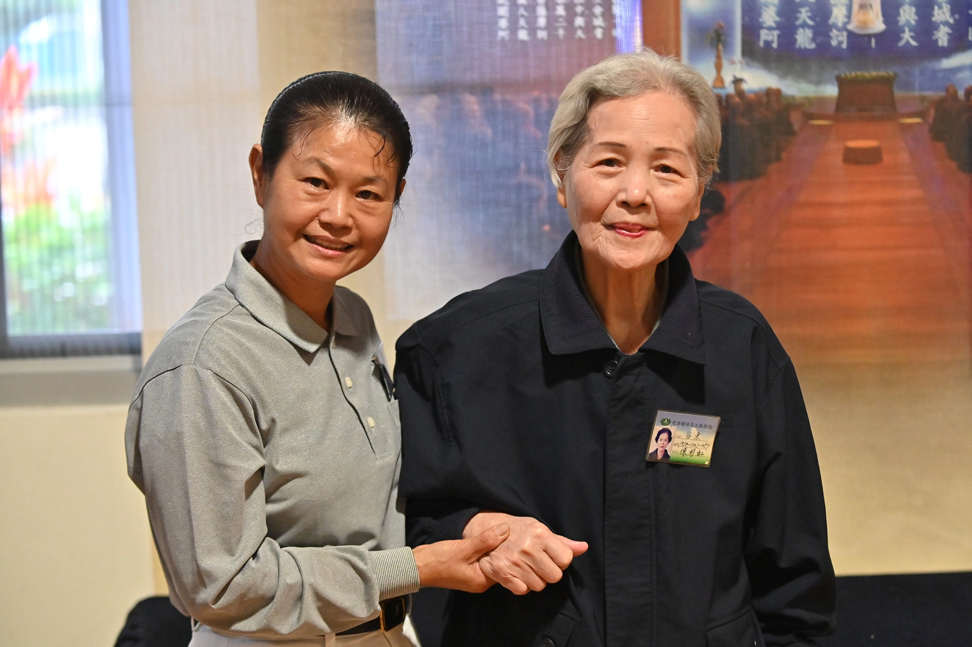 林彩虹(左)、陳彩虹(右)在孩童時就過著辛苦的生活，如今的她們用雙手做環保、做公益幫助艱苦人。