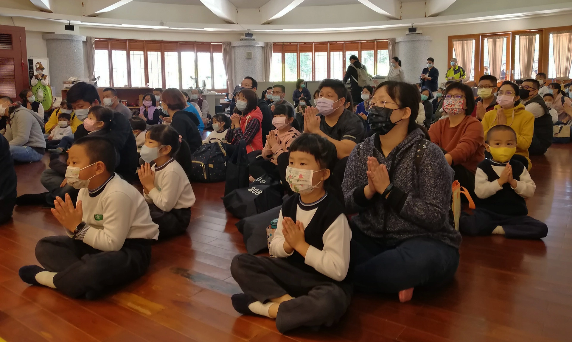 這場瘟疫浩劫帶來的「大哉教育」,對人類的反思更應堅定「行善人間」,在孩子心中植入的善種子,期待未來茁壯後可以回饋社會「利益人群致祥和」。