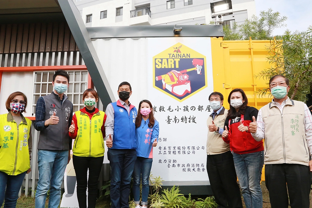 南市搜救犬新屋入厝,市長黃偉哲期能發揮最大搜救效能保障民眾生命安全。