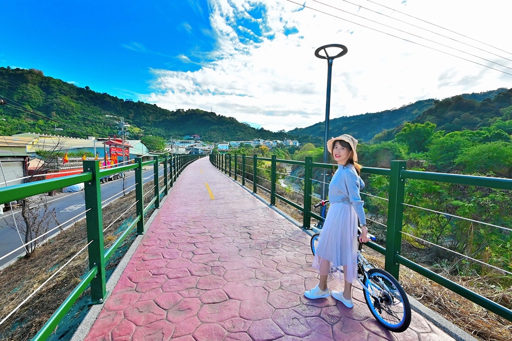 草湖溪三期健東路堤頂自行車道。