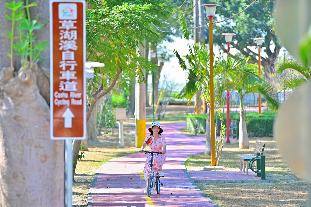 草湖溪三期義士公園自行車道。