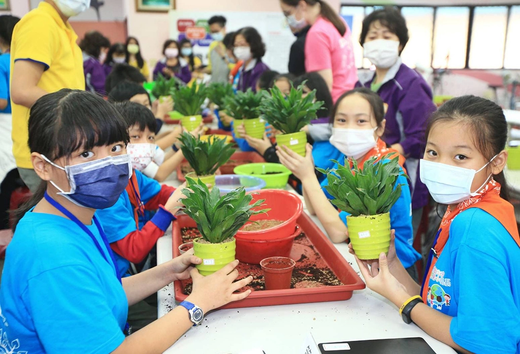 黃金資收站實作課程安排小局長手作植栽DIY,感受綠意。