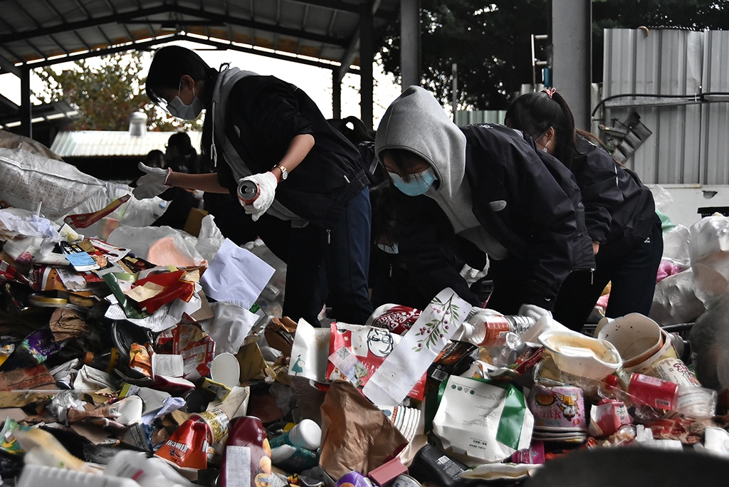 即便已經戴上口罩、手套，仍聞得到餐具未清洗散發的酸臭味。