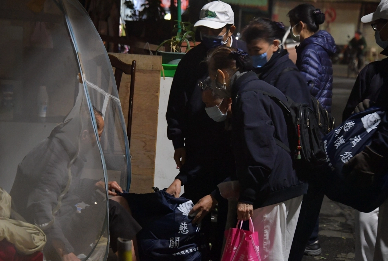 雙北地區最早自12月20日即明顯感受到寒冷的氣溫,新北三重約144位慈濟志工率先展開關懷行動。