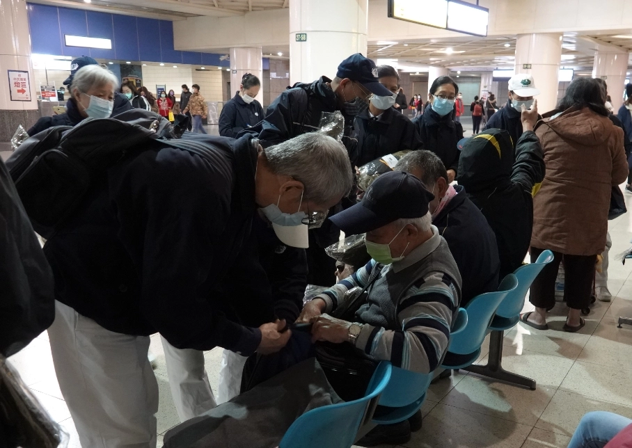 板橋大觀區的慈濟志工近40位,準備60份的保暖衣物及食品,發放給棲身在火車站裡街友。
