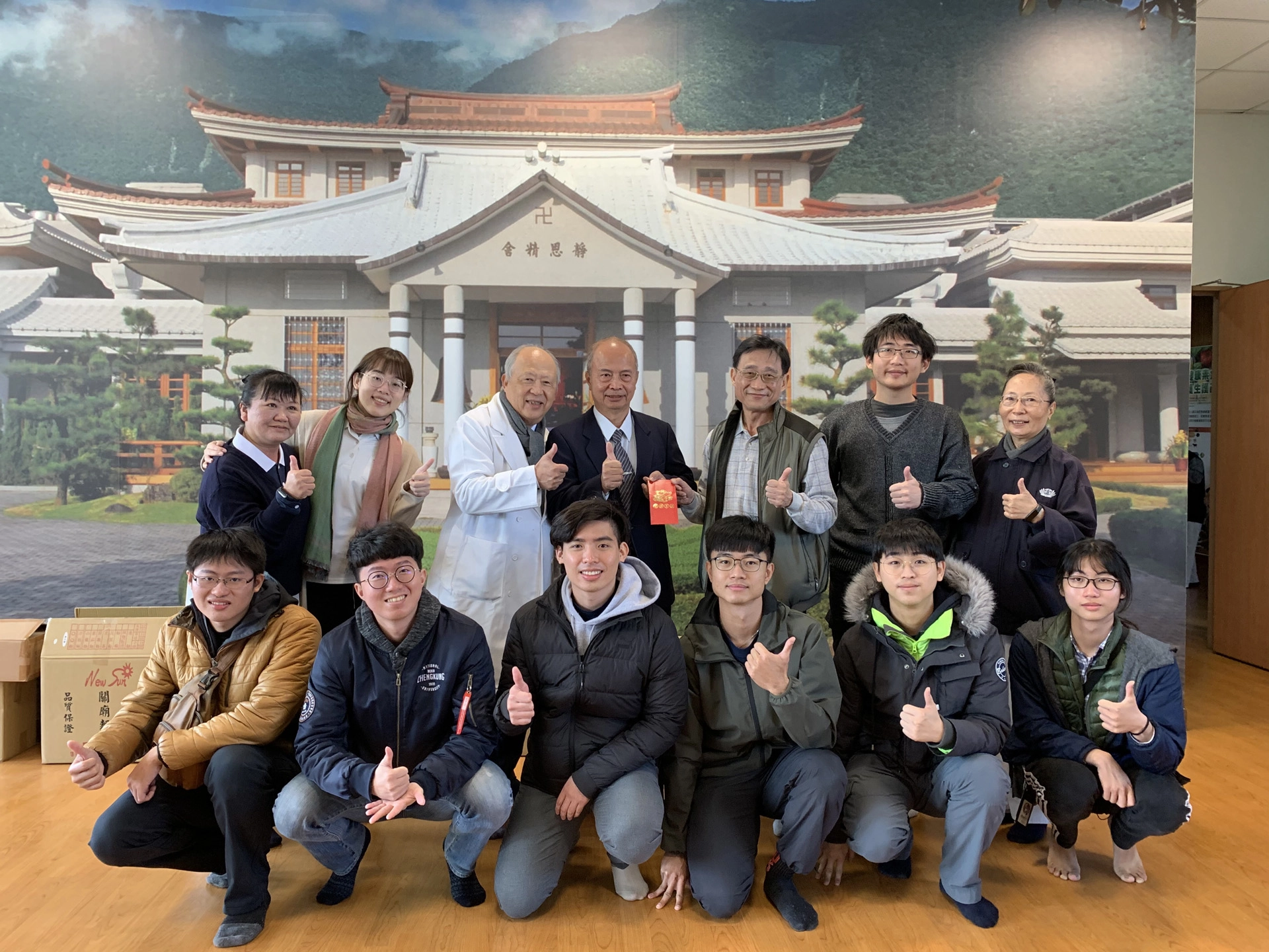 成大師生得獎後,三位得獎的學生將獎金八千元捐出,以表達他們的感恩與回饋之意。