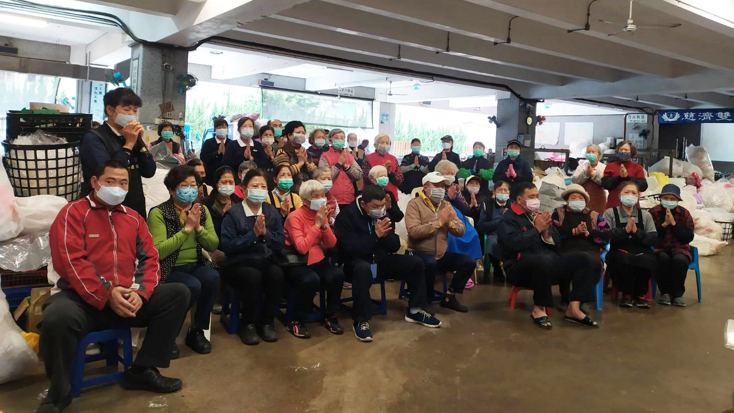 台北雙和靜思堂環保志工中午用餐後虔誠祈禱,繼續做環保、愛護大地。