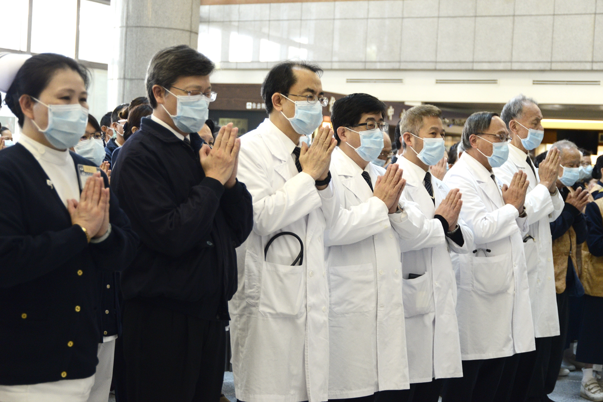 慈濟醫院醫護人員、醫院志工也在大廳祈禱,希望人人健康平安。