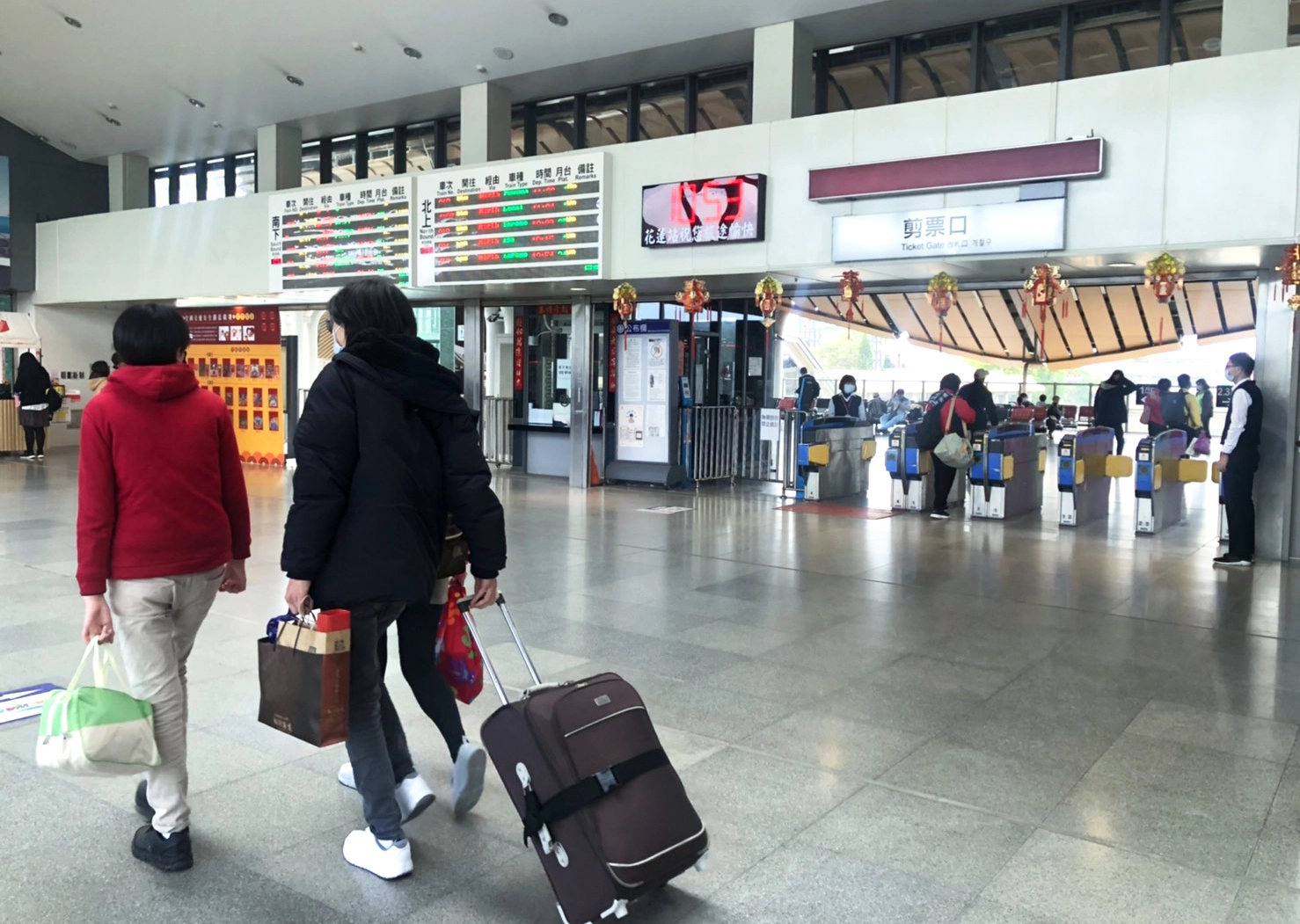 臺鐵局因應109年228連假疏運旅客需要,自109年2月27日(星期四)起至3月2日(星期一)止計5天,全線加開各級列車總計134班。