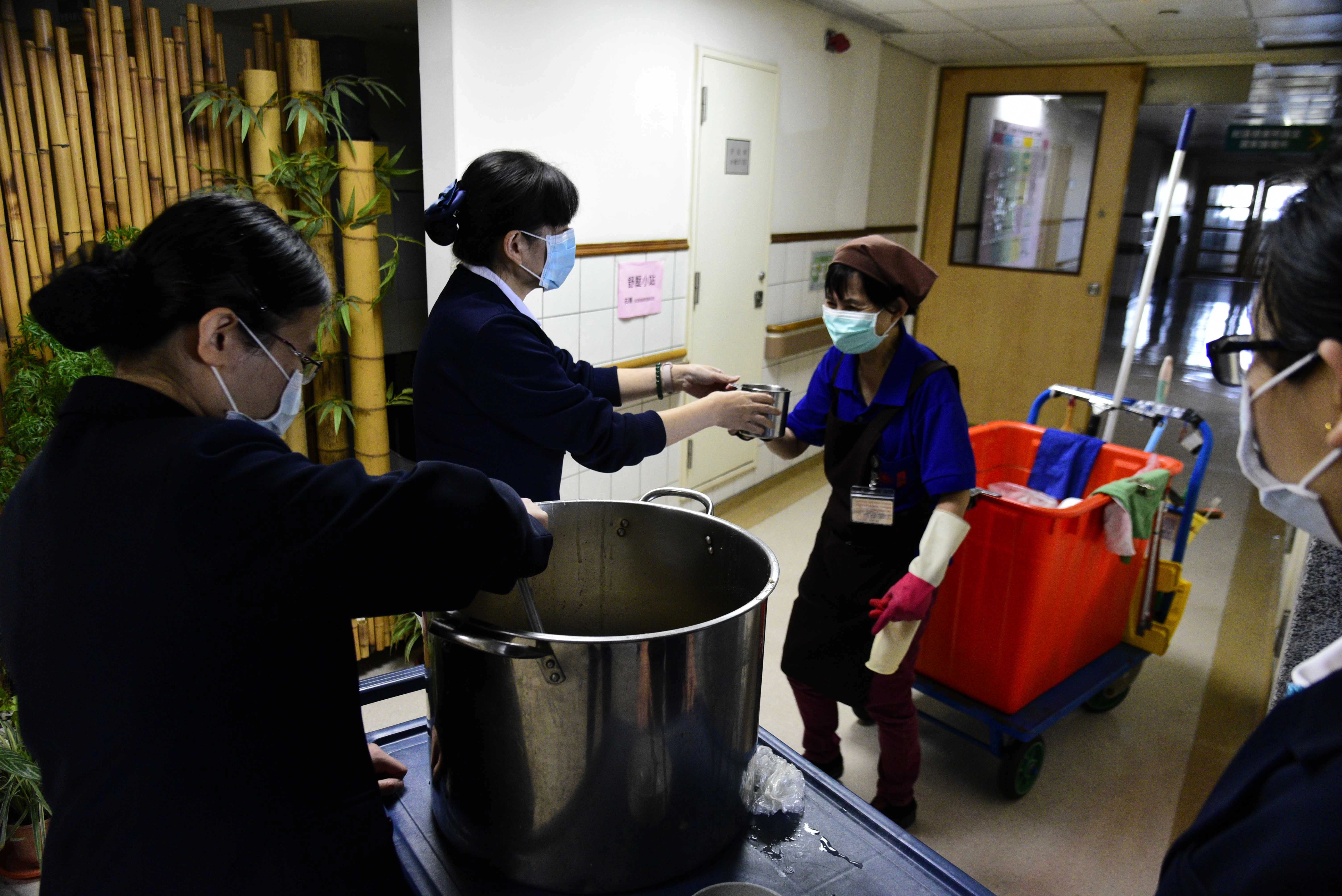 大林慈濟住宿長照機構正式啟用,以煮湯圓歡喜迎接長者入住。