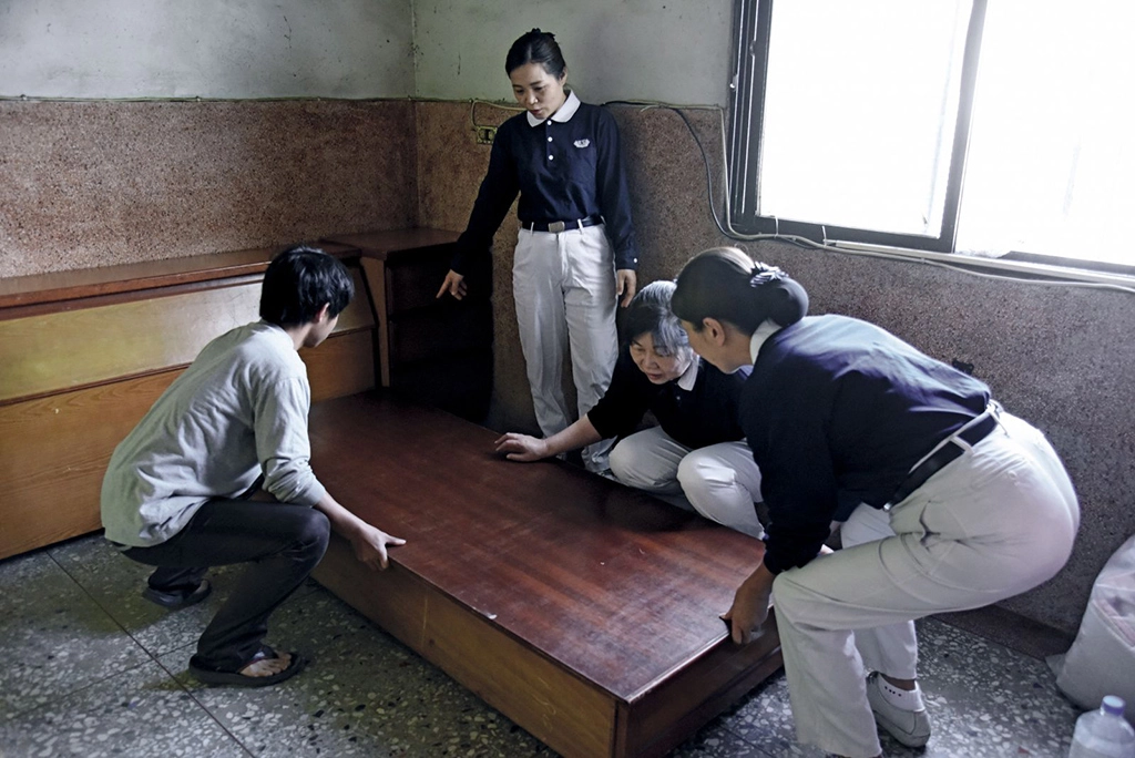 粘女士帶著兒女躲避梁先生的暴力,離家租屋,慈濟志工長期關懷,二○一九年底送來一批家具,與兒子清理房間環境後,將床組挪到最適合的位置。