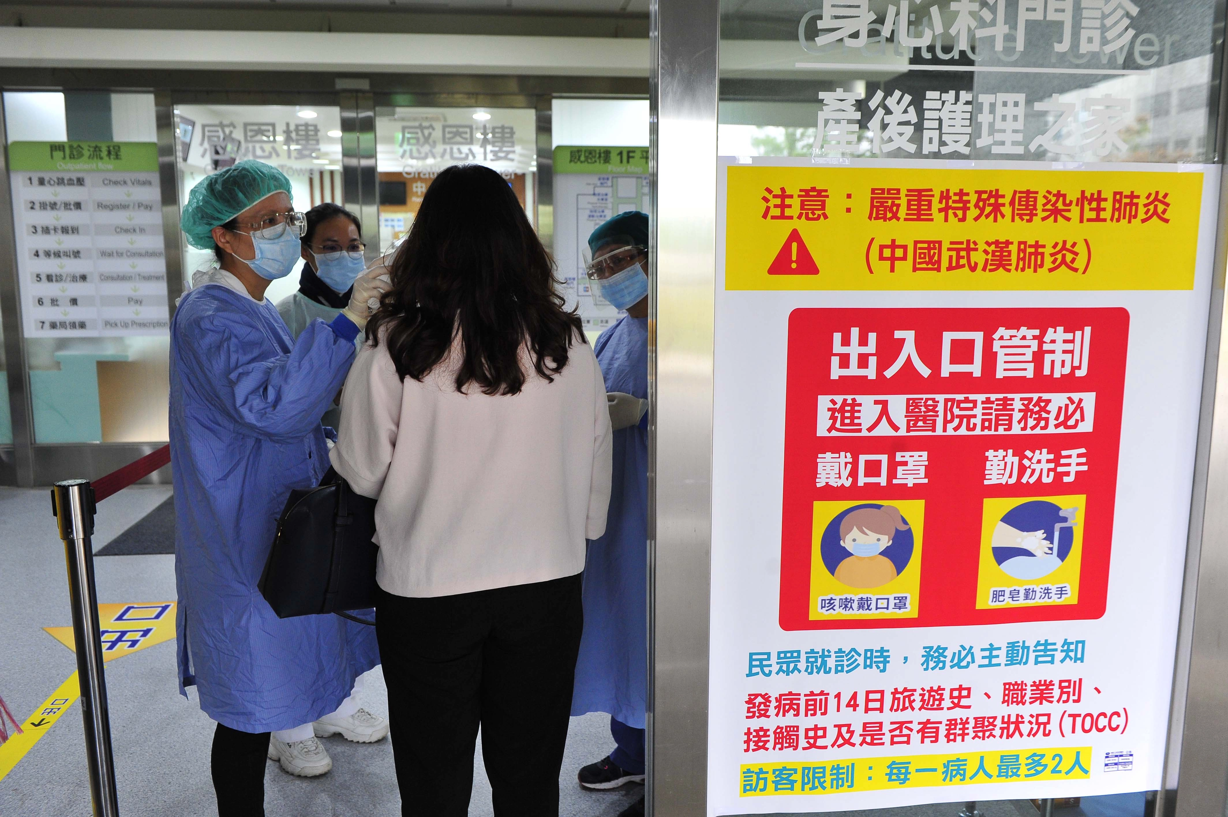 現在醫院出入口量額溫和乾洗手已是常態,並再次呼籲院內一定要戴口罩並勤洗手。
