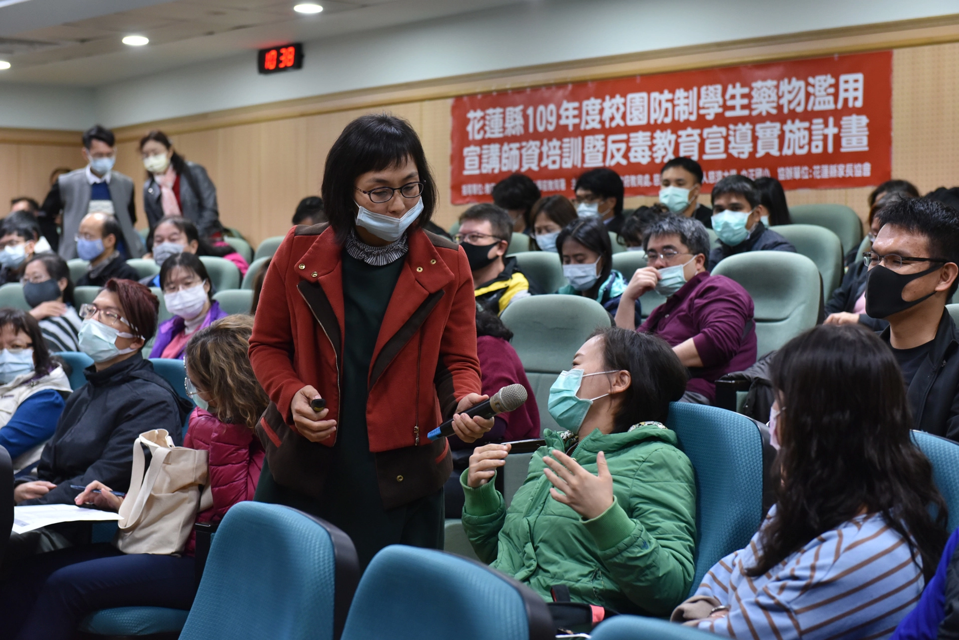 東華附小林蕙芬老師分享反毒宣導教案示例,並且與與會老師進行互動討論。