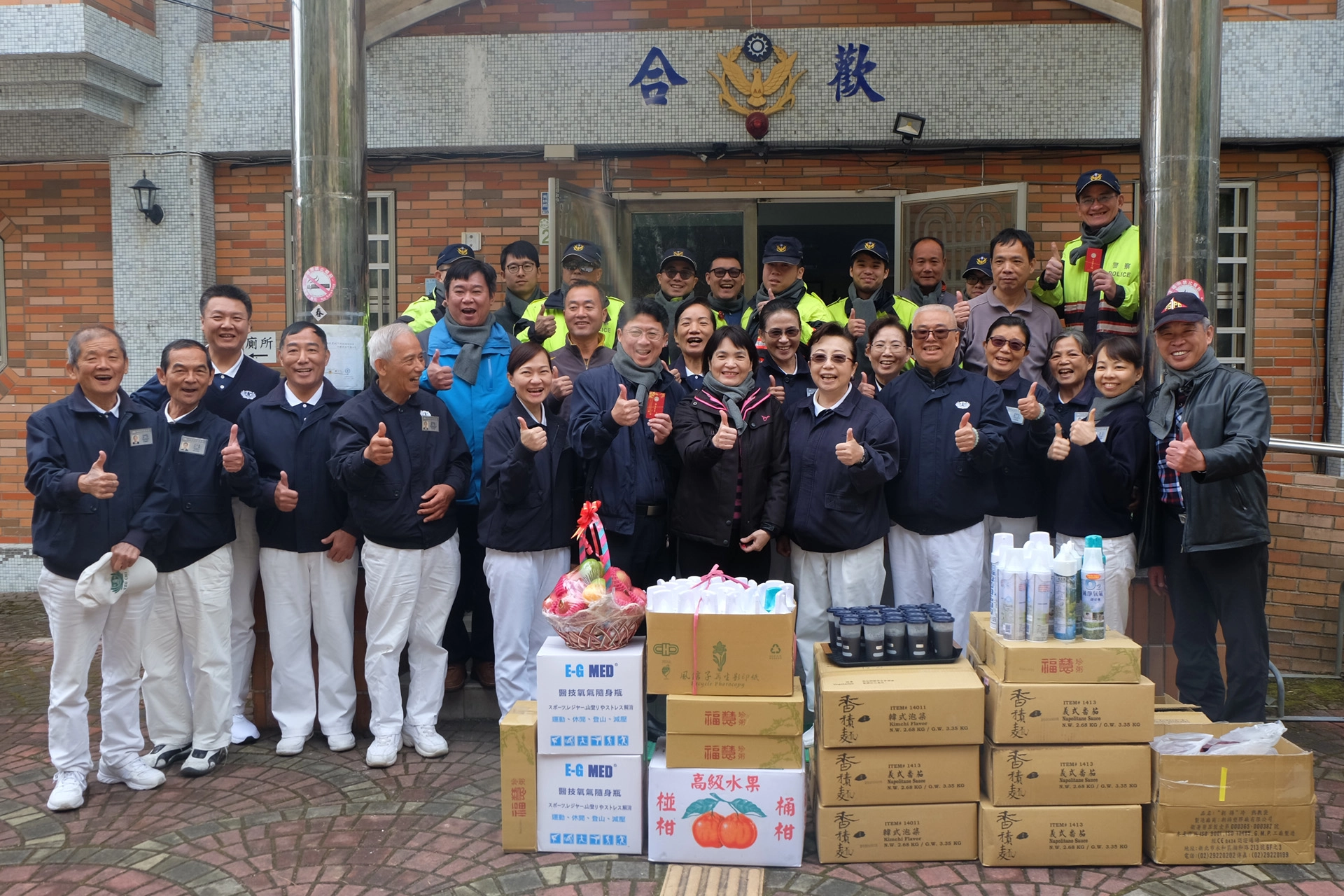 慈濟志工7日從新城分局到天祥派出所再到合歡山派出所、松雪樓,送上暖呼呼的薑茶,為值勤員警們圍上圍巾,發送證嚴法師贈送的福慧紅包,員警們收到滿滿的祝福很感動也很開心。