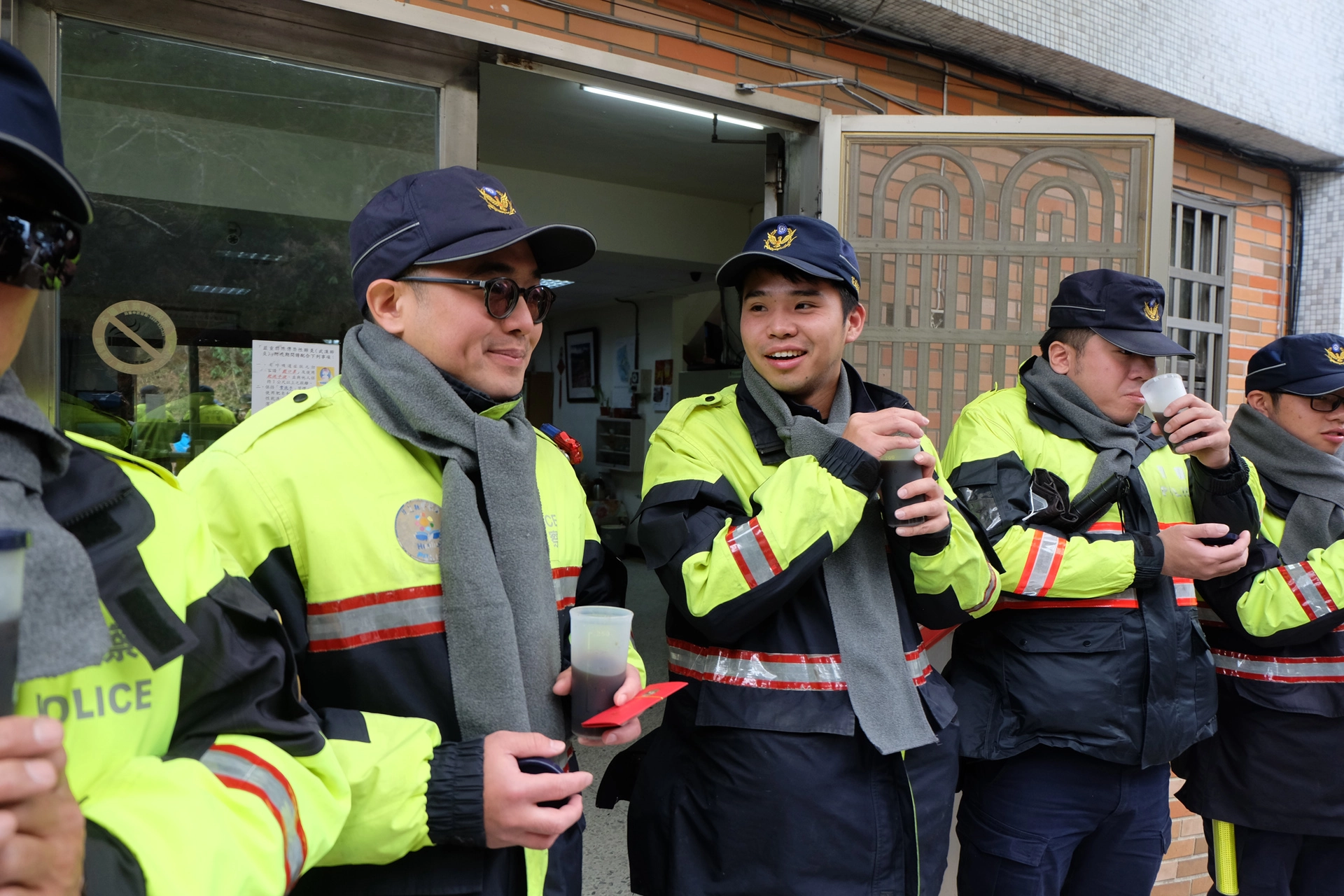 慈濟志工7日從新城分局到天祥派出所再到合歡山派出所、松雪樓,送上暖呼呼的薑茶,為值勤員警們圍上圍巾,發送證嚴法師贈送的福慧紅包,員警們收到滿滿的祝福很感動也很開心。
