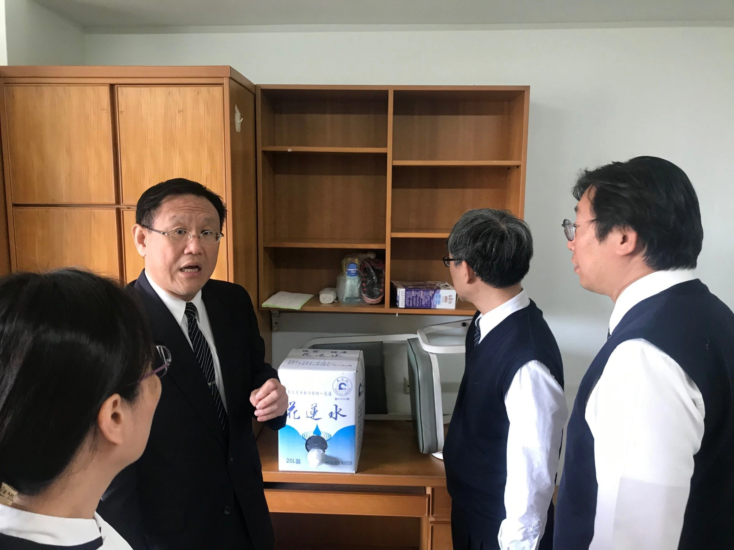 慈大顏副校長,謝學務長,何主秘,林院長巡視檢疫宿舍準備狀況。
