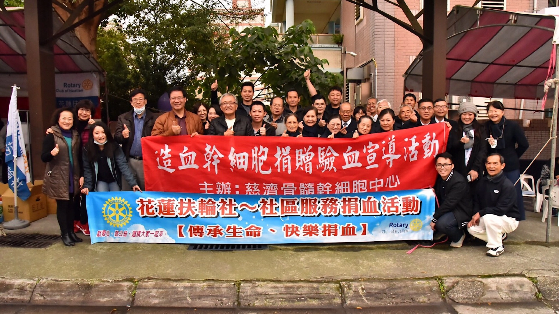 不少民眾捐完血後,經過慈濟志工的解說,與了解後,紛紛響應。