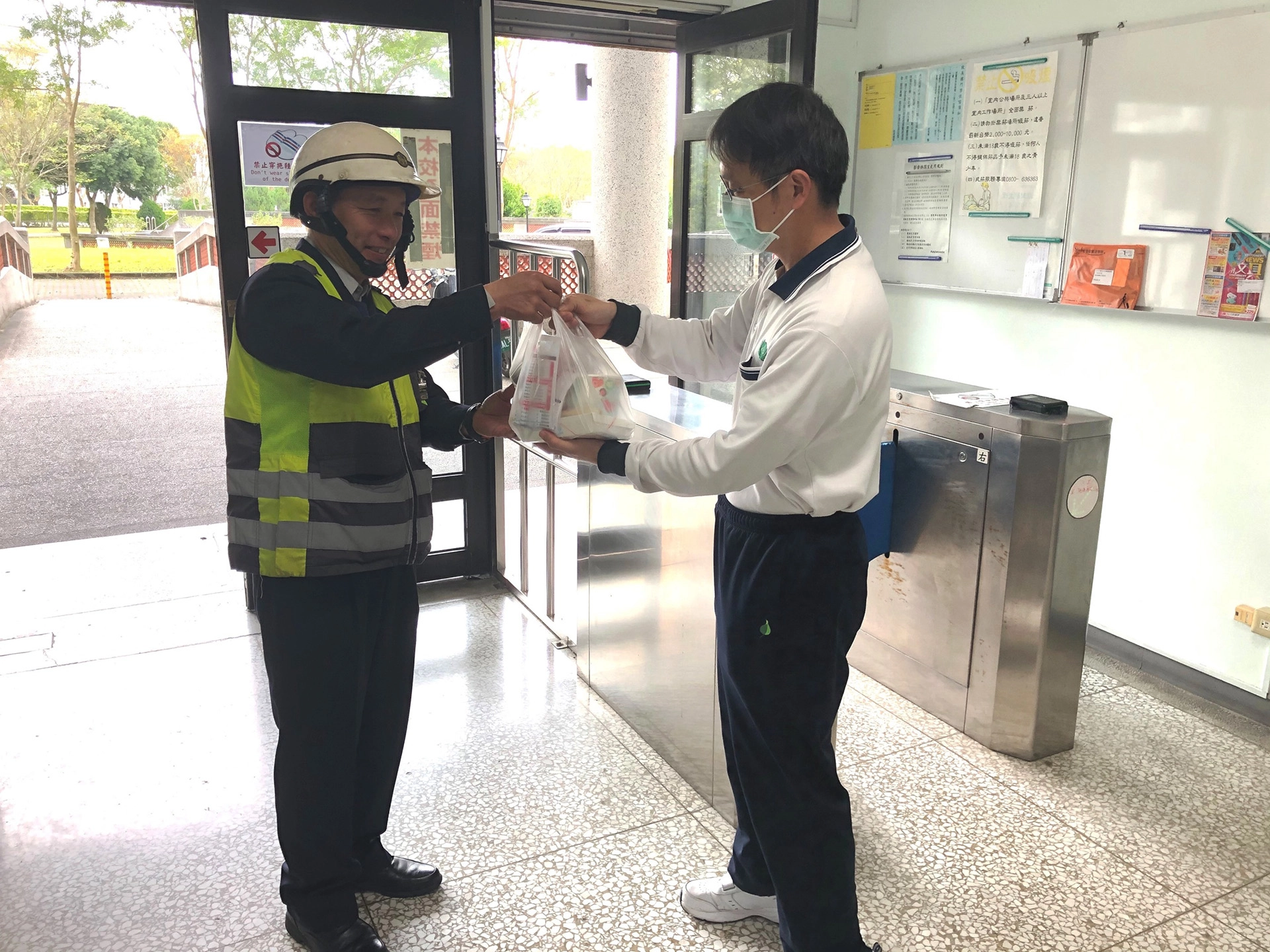 慈濟科技大學免費提供三餐,再由舍爸親自送到檢疫學生房間外。