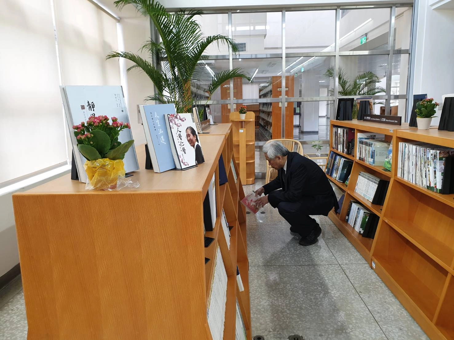 慈濟學教研中心由印證教育基金會與慈濟大學產學合作,設置在慈濟大學人文校區圖書館二樓,約200坪,裡面除了有慈濟書籍史料收藏外,還設有研究室、教案整備室等,提供學者師生一個優良的研究空間。