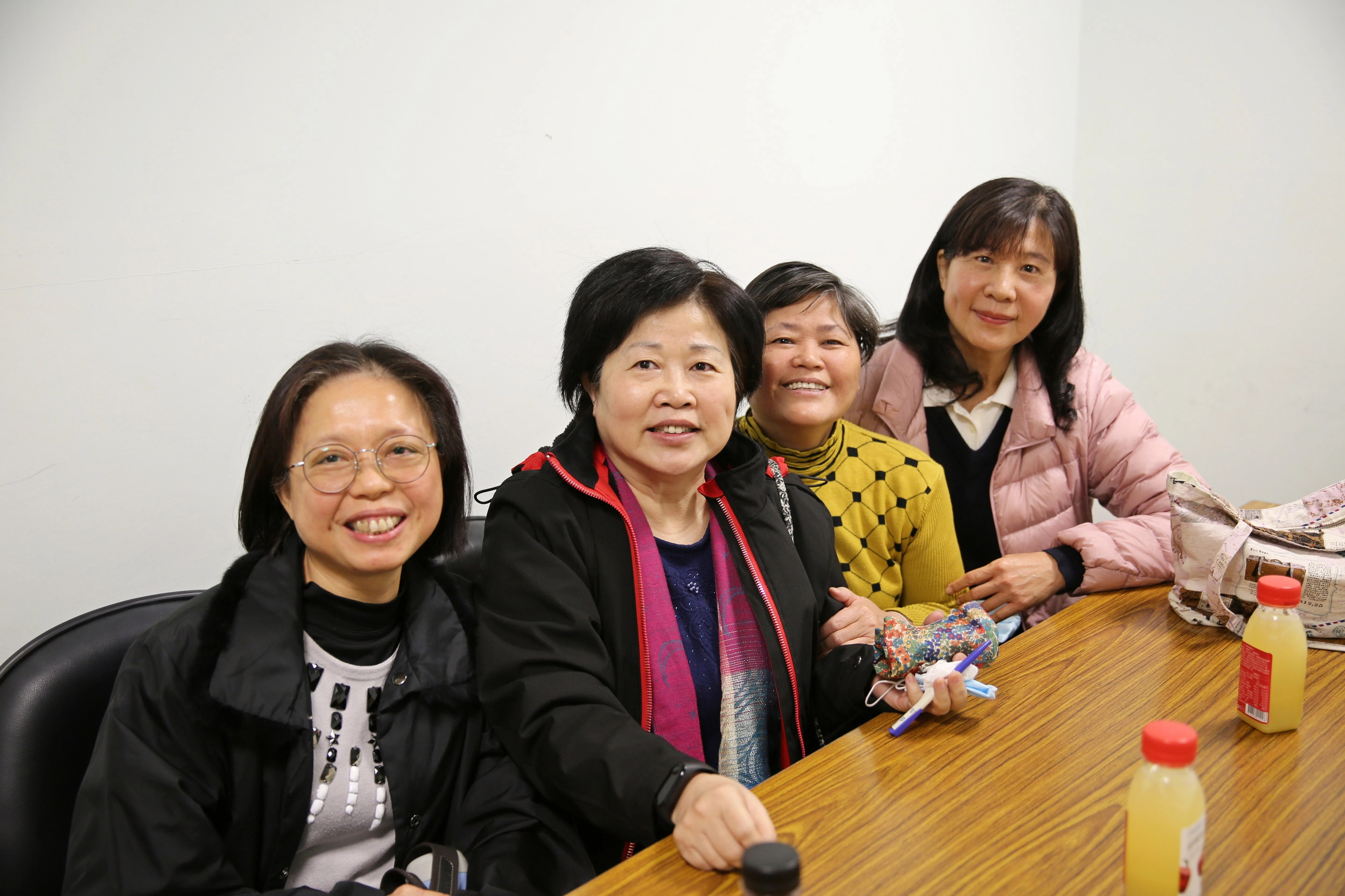 左起為退休同仁劉素妃、張秀玉、陳清秀、曹金鳳,發心支援院內各管制口量體溫輪班及引導。