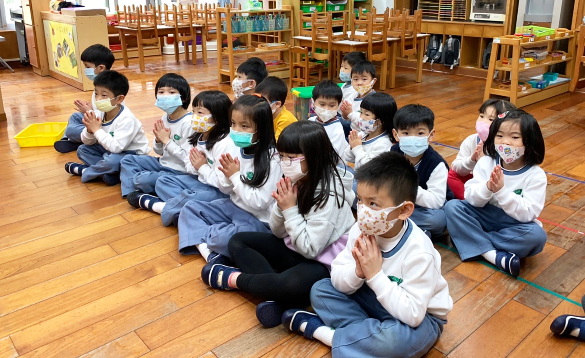 大愛幼兒園學童祈禱,希望早日平弭疫情。