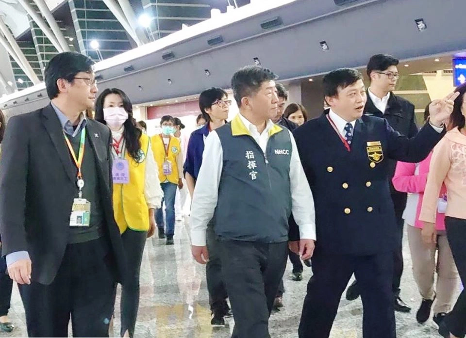自中國大陸發生COVID-19(武漢肺炎)疫情以來,入境民眾皆會配合領取居家檢疫通知書進行相關防治措施,陳時中指揮官特別前往桃園機場第一航廈,除了慰問現場執勤的工作人員外,也帶領部立醫院及護理志工35位前往支援,期望能紓緩第一線檢疫人員負擔。