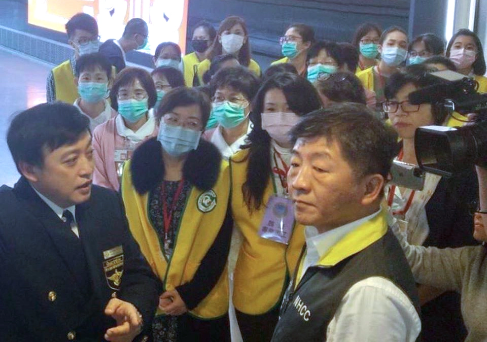 自中國大陸發生COVID-19(武漢肺炎)疫情以來,入境民眾皆會配合領取居家檢疫通知書進行相關防治措施,陳時中指揮官特別前往桃園機場第一航廈,除了慰問現場執勤的工作人員外,也帶領部立醫院及護理志工35位前往支援,期望能紓緩第一線檢疫人員負擔。