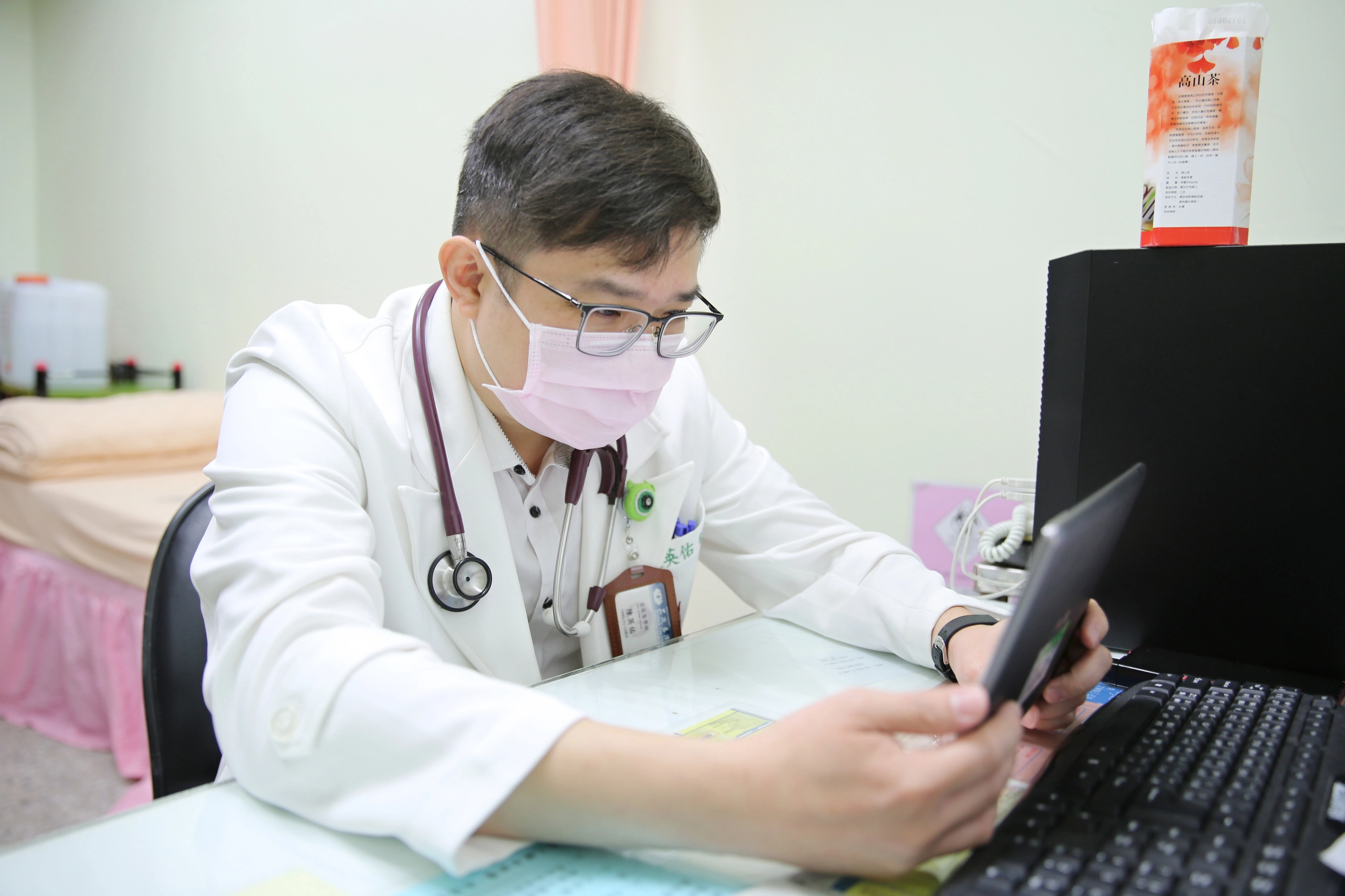 花蓮慈院家庭醫學科醫師陳英佑表示,需要就醫的居家隔離及檢疫民眾,醫師可透過平板視訊或電話為民眾看診並開立藥物。