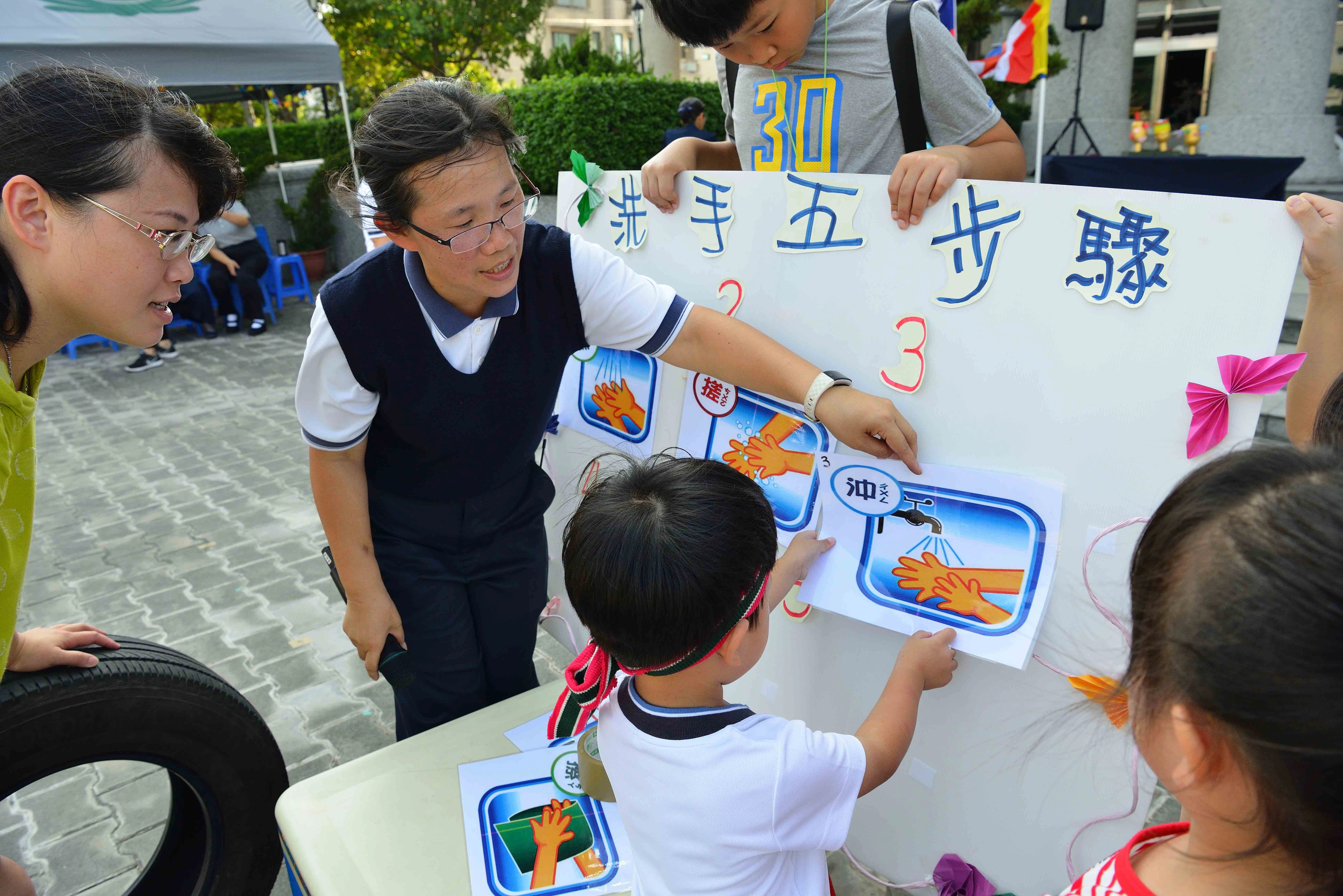 為避免腸病毒透過學童頻繁互動傳播,或隨學童帶回家中感染其他幼童,民眾應加強教導學童落實正確洗手等良好衛生觀念,並注意居家、學習環境的通風與清潔。