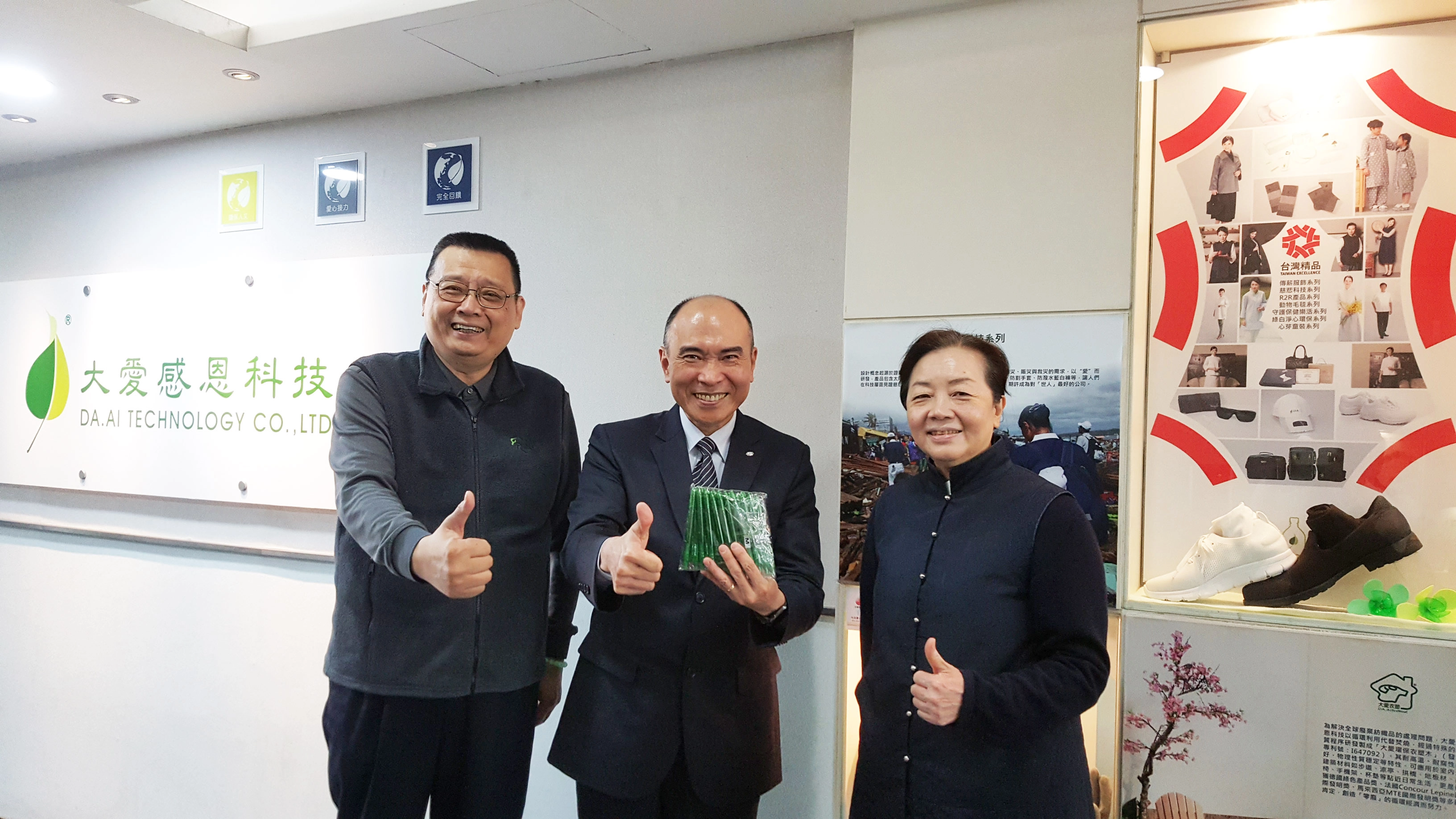 葉燈憲師兄(圖中)十分肯定、讚賞大愛感恩科技對於環保資源再生應用的努力與貢獻,將廢棄回收品精準分類,再生製成有用日常生活用品而延續物命,他經常會拿大愛環保筆與人結緣,傳遞這份經濟循環的應用概念。