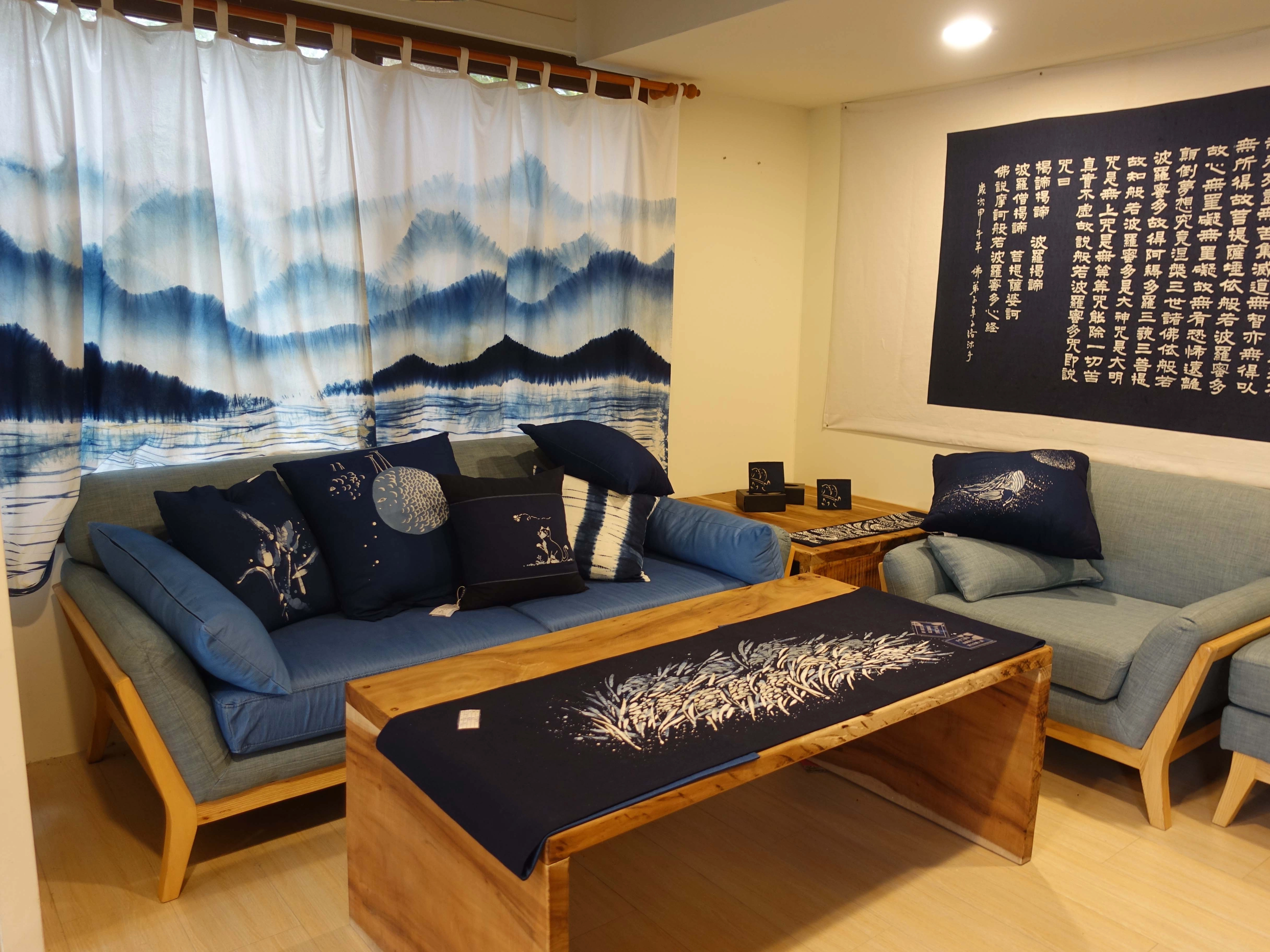 卓也小屋內的故事館,除了陳設生活化的藍染作品,還有展出各種技法以及相關歷史。
