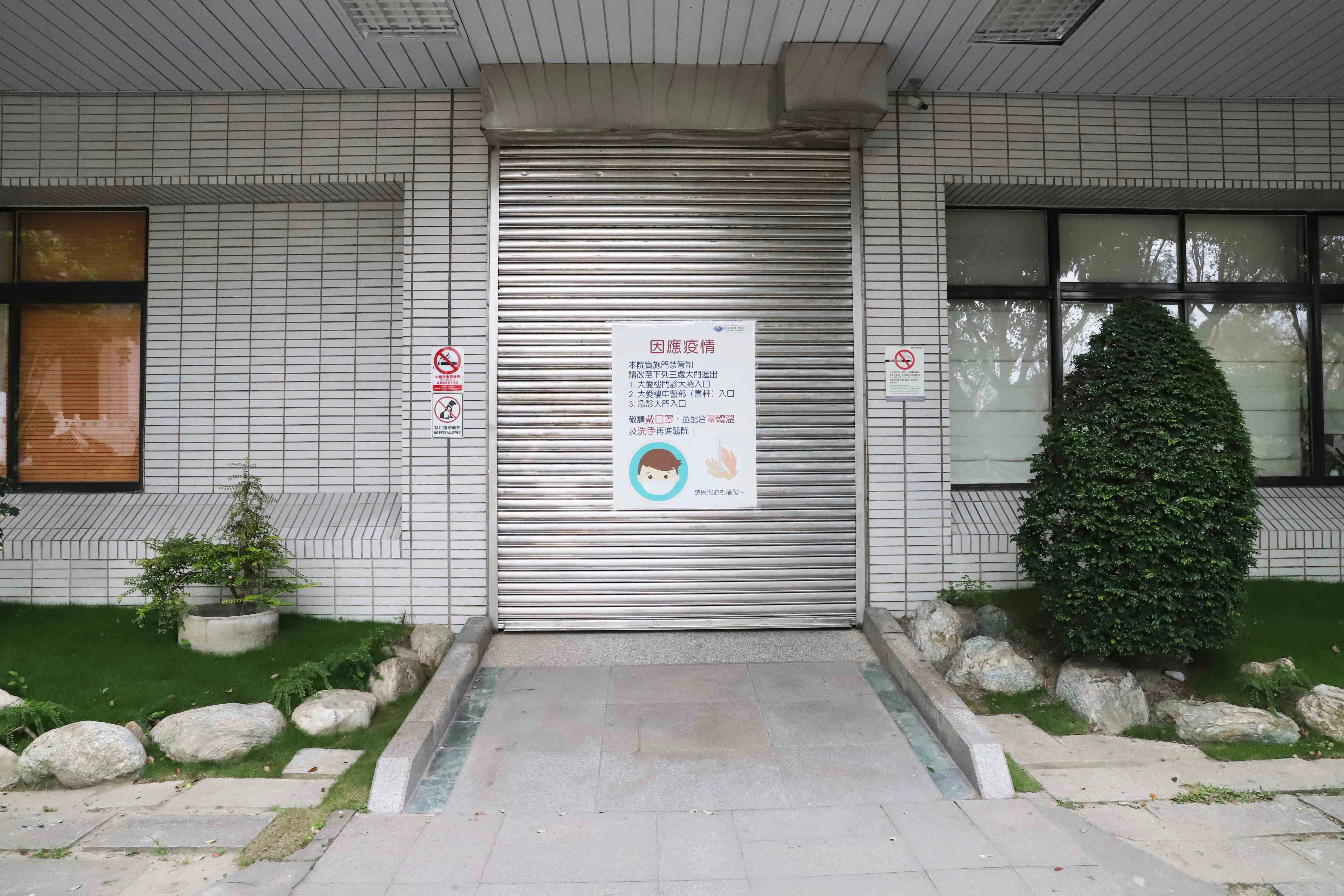花蓮慈院「藥來速」慢箋預約領藥窗口,設置在門診大樓(大愛樓)側門,開放時間為每周一到周五上午十點到下午一點之間,凡持有慢性病連續處方箋且無自費處方的民眾,其連續處方箋的第二次、第三次領藥,都可以透過花蓮慈濟醫院網站或領藥APP進行預約,現場並設有藥來速專用臨時停車格,方便預約成功的民眾使用。