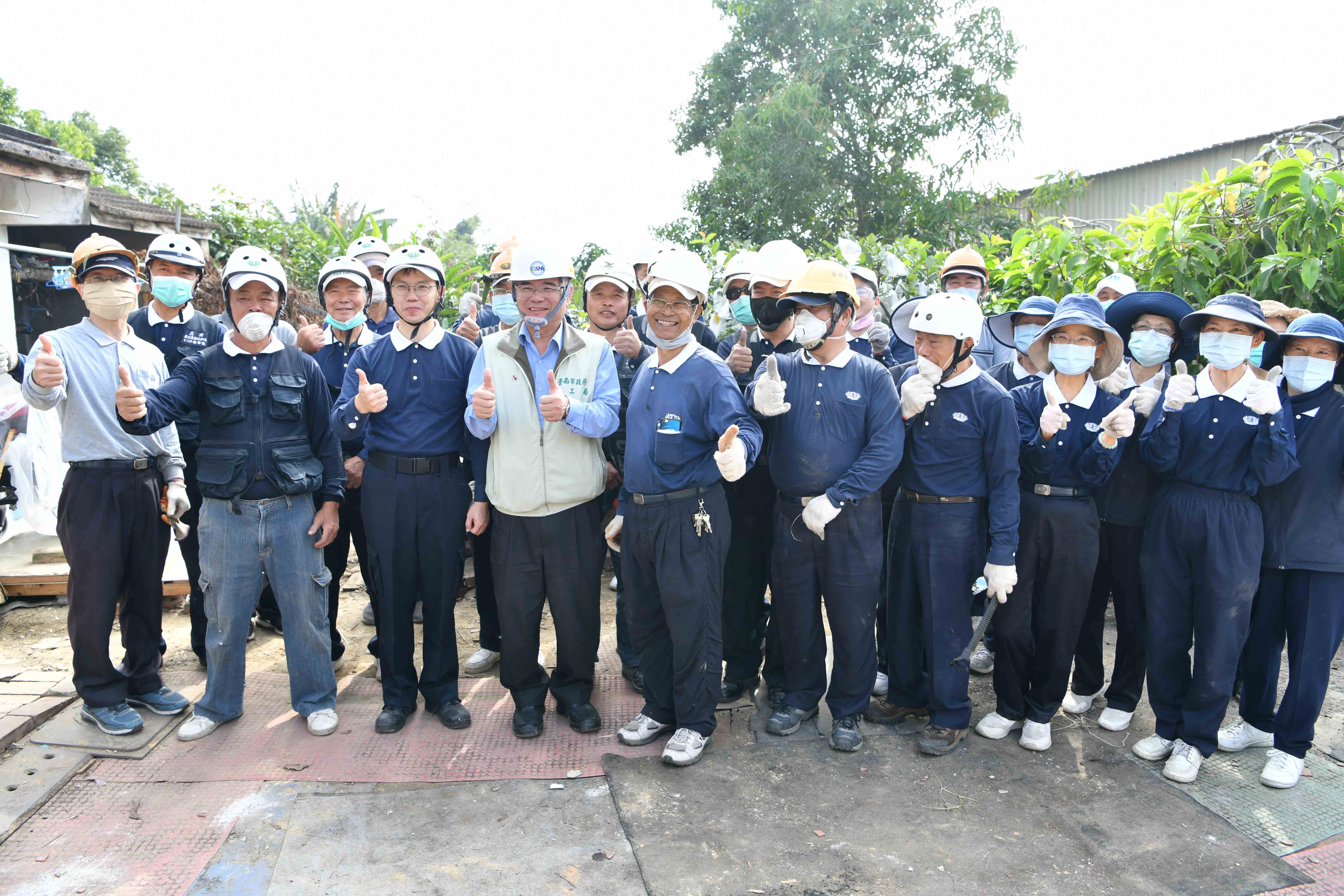 台南市勞工局長王鑫基到場關心拆除進度,也代表市長感恩志工的付出,看到慈濟志工們合力團結高效率的服務,給予高度讚賞,希望後續能再與慈濟攜手改善弱勢家庭居家環境。