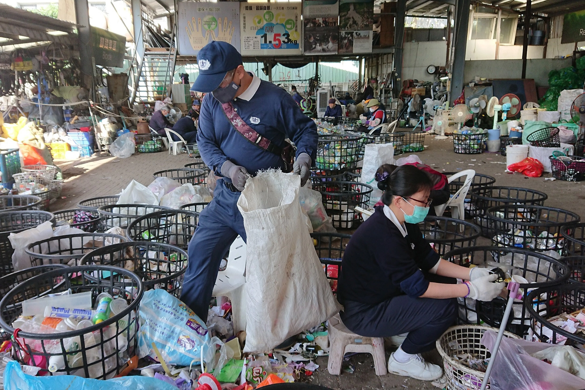讓做環保融入運動、營養、認知促進、防跌、正確用藥、慢性病管理等六大主軸,發展多元之健康促進方案;並運用在地資源及個案日常作息之活動內容作為介入模式之發展基礎,藉由運用增能賦權之方式,結合環保活動,讓環保志工能於日常活動中。
