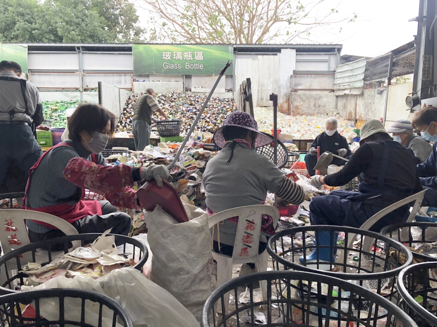 讓做環保融入運動、營養、認知促進、防跌、正確用藥、慢性病管理等六大主軸,發展多元之健康促進方案;並運用在地資源及個案日常作息之活動內容作為介入模式之發展基礎,藉由運用增能賦權之方式,結合環保活動,讓環保志工能於日常活動中。