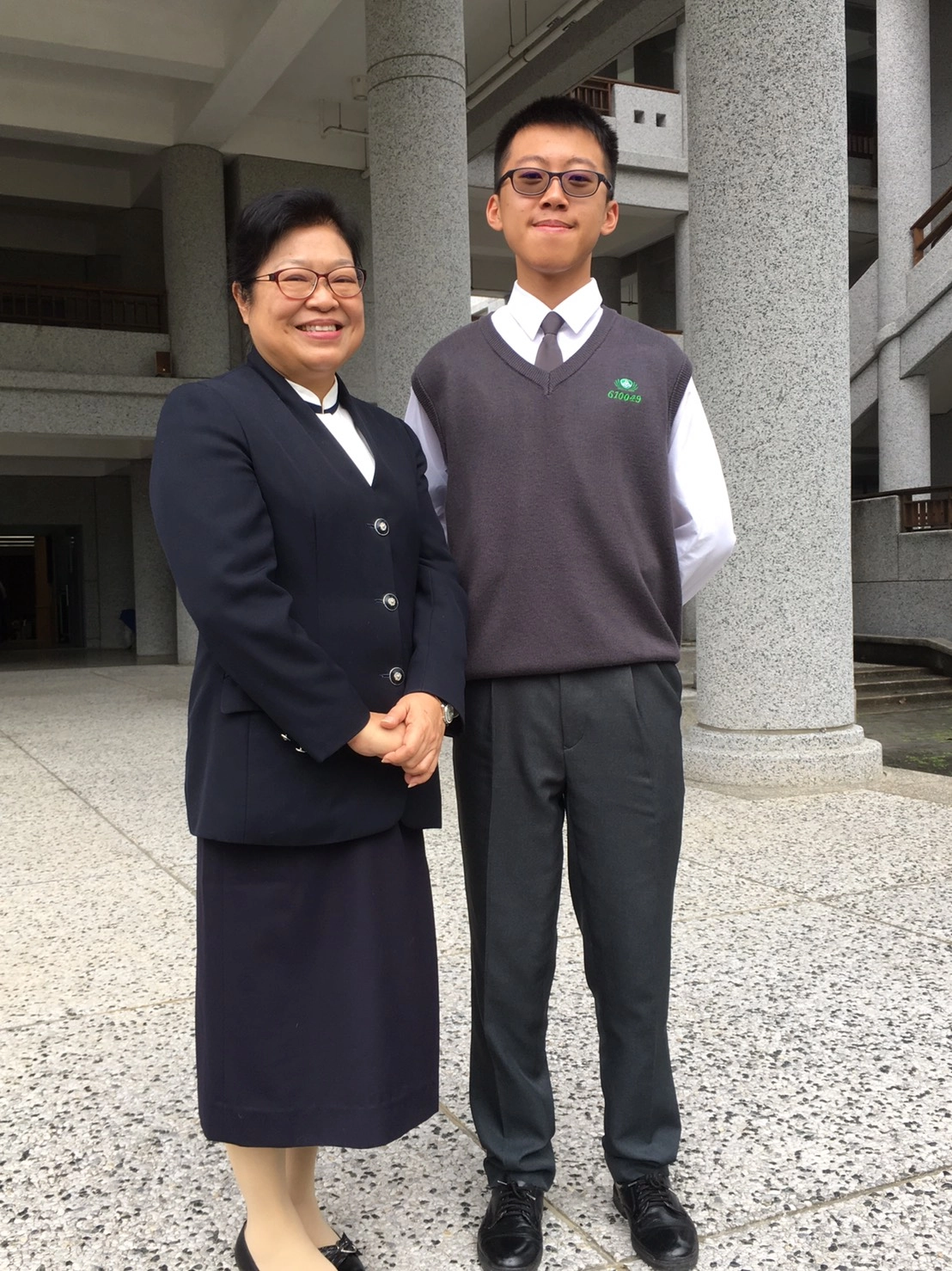 考得最優成績滿級分的李穎哲,在慈中校園生活了九年,從慈小一路直升到高中的他,形容自己原本是內向害羞的小男孩,在慈中友善的師長與同學陪伴中,漸漸變得大方主動,勇於嘗試新事物,也養成自主學習的好習慣。