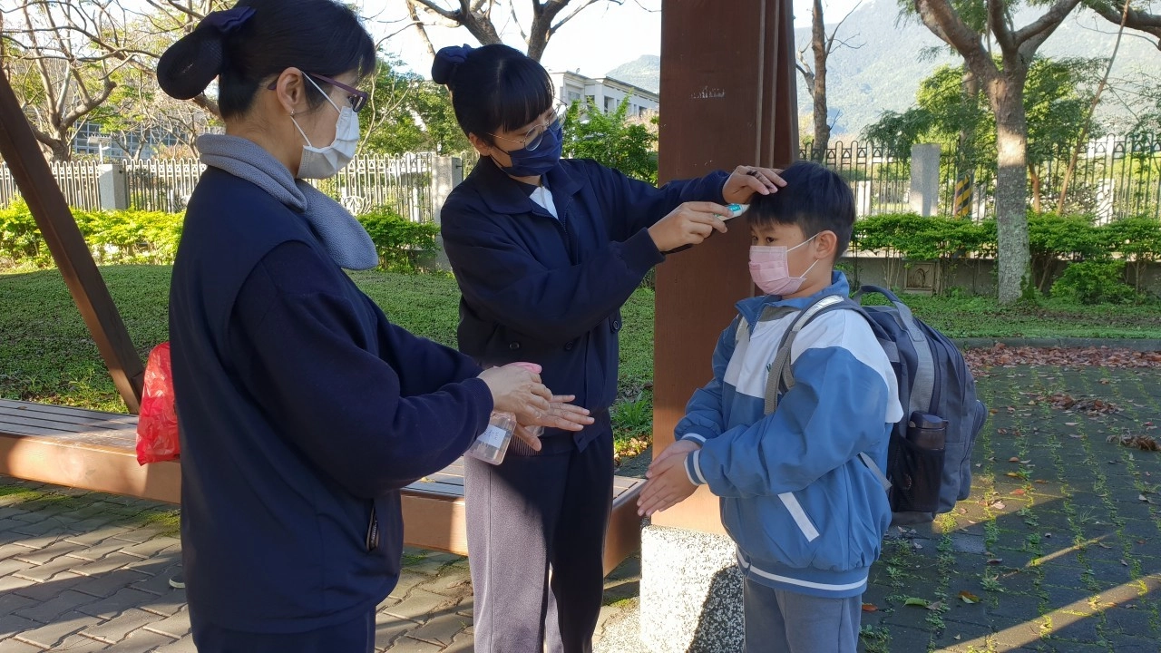 慈大附中開學前已準備好所有防疫物資、完成環境消毒;每天量三次體溫,確實掌握學生狀況。