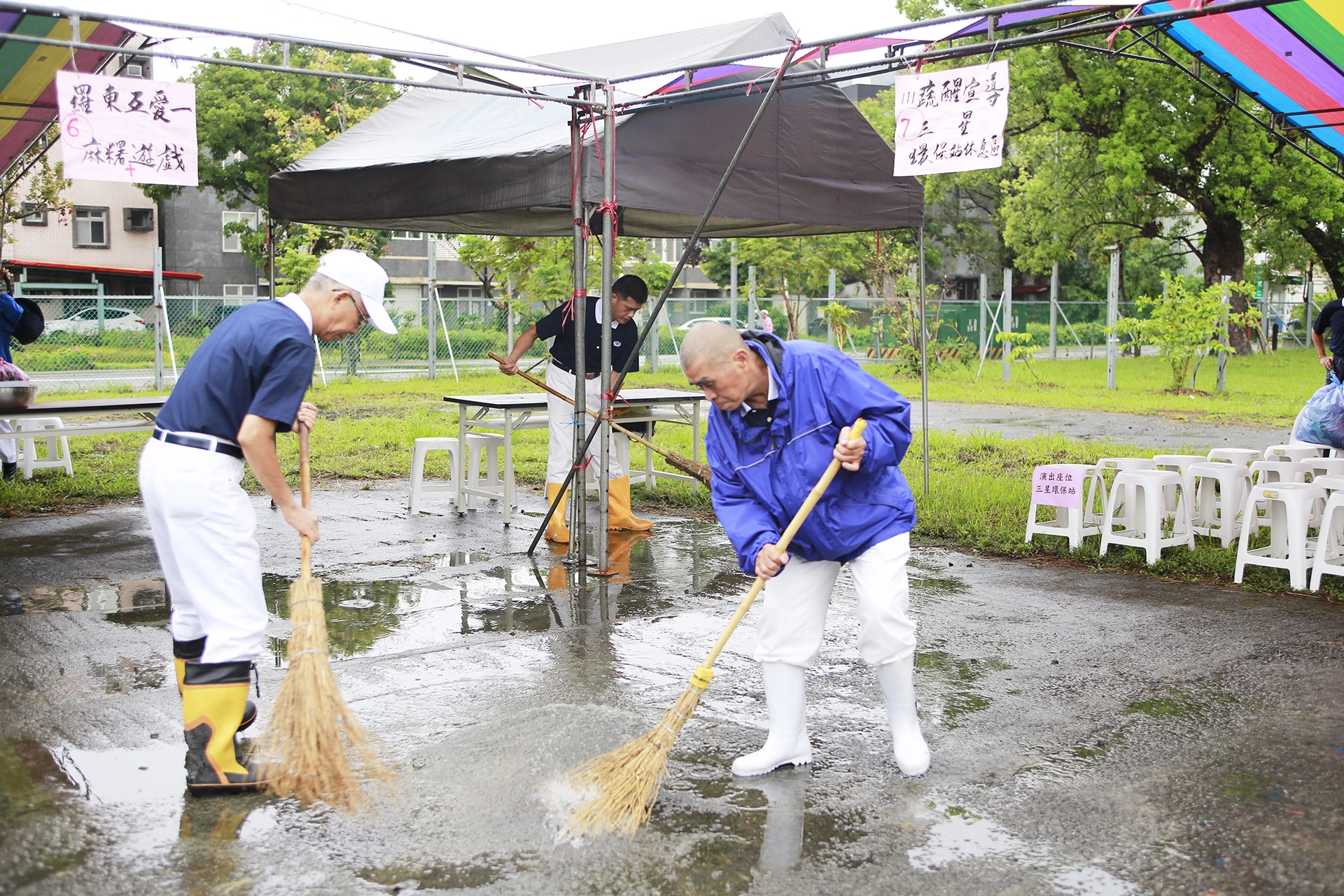 大愛劇場3月新戲「人生算什麼」將訴說曾經沉迷命理的志工黃木村,跟著妻子踏進慈濟探索做志工,改變了人生。黃木村說,算命不快樂,做志工才真正最快樂。