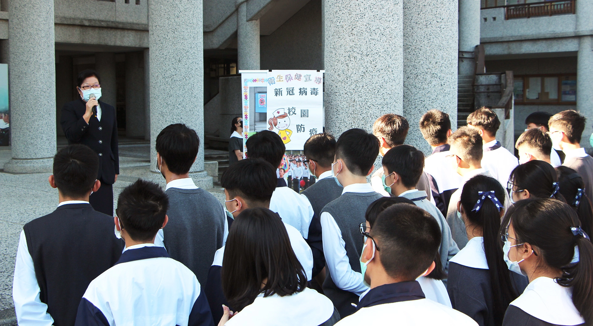李玲惠校長表示慈大附中已六度召開防疫會議,鉅細靡遺地確認防疫工作細項,希望全校師生都能一起維護校園安全。並邀請慈濟醫院小兒科張雲傑醫師分享新型冠狀病毒的相關知識,讓老師、孩子們有正確的防疫觀。